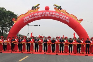 Các đồng chí lãnh đạo trung ương, lãnh đạo tỉnh Thái Bình, TP. Hải Phòng cắt băng thông xe kỹ thuật Dự án cải tạo, nâng cấp Quốc lộ 37 đoạn qua địa phận tỉnh Thái Bình và cầu sông Hóa.