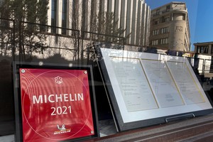 Logo Michelin Guide tại một nhà hàng ở Brussels, Bỉ
