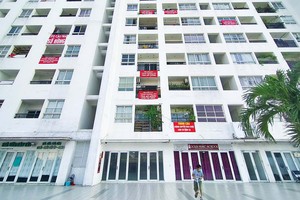 Bị tắc về vốn và pháp lý, thị trường bất động sản đang chật vật cầm cự. Ảnh: Lê Toàn