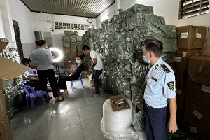 Lực lượng Quản lý thị trường ập vào kiểm tra một kho hàng tại quận Gò Vấp