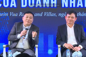 Chủ tịch Alphanam Nguyễn Tuấn Hải (bìa trái) và Chủ tịch Tập đoàn Sunhouse tại Tọa đàm “Kinh tế 2023 - Nhận diện và Hành động của Doanh nhân trẻ”.