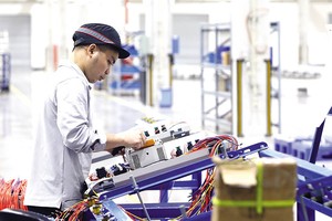 Môi trường kinh tế vĩ mô ổn định, lạm phát vẫn ở mức một con số tiếp tục củng cố niềm tin của nhà đầu tư châu Âu vào môi trường thương mại và đầu tư của Việt Nam. Trong ảnh: Nhà máy của ABB Việt Nam tại Bắc Ninh