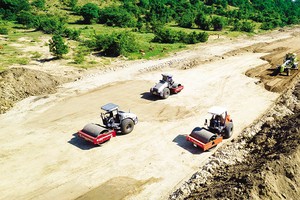 Giải phóng mặt bằng là một trong những nút thắt lớn nhất khiến giải ngân vốn đầu tư công còn chậm. Trong ảnh: Thi công cao tốc Bắc - Nam đoạn Cam Lâm - Vĩnh Hảo.