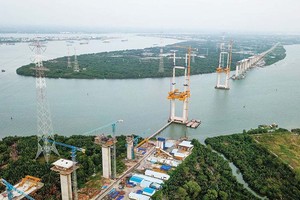 Một đoạn cao tốc Bến Lức - Long Thành thi công dang dở.