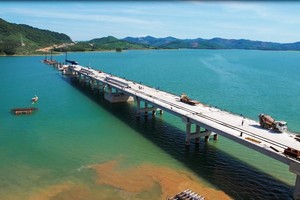 Thi công cầu vượt Yên Mỹ - một hạng mục quan trọng tại Dự án thành phần Quốc lộ 45 - Nghi Sơn.