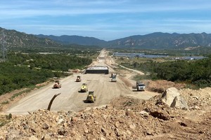 Thi công cao tốc Bắc - Nam, đoạn Vĩnh Hảo - Phan Thiết.
