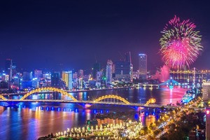 TP. Đà Nẵng sáng bừng trong đêm pháo hoa. Ảnh: Kim Liên