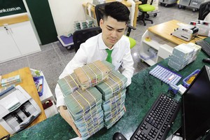 Ngân hàng đang “sẵn tiền”, nhưng nhiều doanh nghiệp sản xuất - kinh doanh không dám vay, do lãi suất cao, đơn hàng giảm.