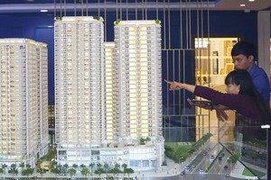 Người mua nhà vẫn giữ tâm lý thăm dò và chờ đợi. Ảnh: Dũng Minh 