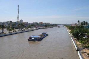 Vận chuyển cát trên Kênh Xáng Xà No, tỉnh Hậu Giang