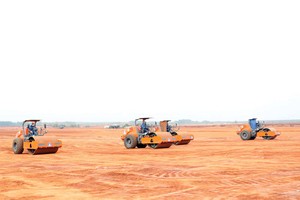Thi công san lấp mặt bằng Cảng hàng không quốc tế Long Thành. Ảnh: Lê Toàn