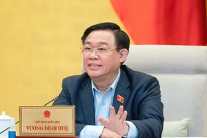 Chủ tịch Quốc hội Vương Đình Huệ phát biểu tại phiên họp.