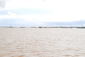 Khai thác cát trên sông Cổ Chiên, thuộc địa phận tỉnh Vĩnh Long