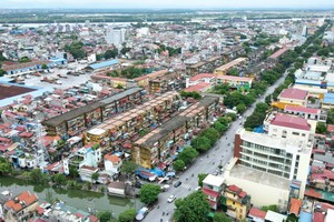 Toàn cảnh 10 dãy chung cư ở phường Vạn Mỹ trên đường Đà Nẵng. Ảnh: Lê Tân