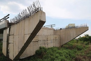 Trụ cầu kết nối nút giao cầu vượt Võ Văn Kiệt của Dự án nằm “trơ xương” tới giờ này