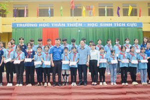 Đoàn Thanh niên Bộ Kế hoạch và Đầu tư trao 05 bộ máy tính cho trường THCS Tân Trào, xã Tân Trào, huyện Sơn Dương