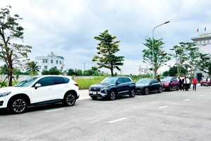 Nhà đầu tư đi xem đất trở lại. Ảnh: Việt Dũng