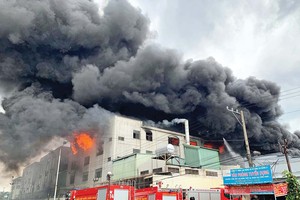 Một vụ cháy nhà xưởng lớn ở Bình Dương