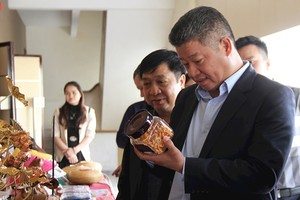 Phó Chủ tịch UBND Thành phố Hà Nội Nguyễn Mạnh Quyền tham quan các sản phẩm OCOP được đánh giá, phân hạng.