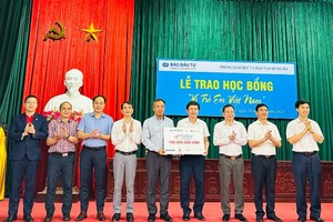 Tổng Biên tập Báo Đầu tư Lê Trọng Minh (thứ năm từ trái qua) trao biểu trưng 100 triệu đồng cho đồng chí Nguyễn Tiến Hoạt, Trưởng phòng Giáo dục huyện Hưng Hà, với sự chứng kiến của đồng chí Trần Hữu Nam, Tỉnh ủy viên, Bí thư Huyện ủy; đồng chí Nguyễn Trọng Lộ, Phó Bí thư thường trực Huyện ủy, Chủ tịch HĐND huyện; đồng chí Đinh Bá Khải, Phó chủ tịch UBND huyện.