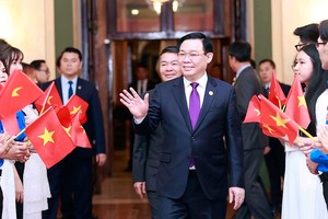 Chủ tịch Quốc hội Vương Đình Huệ tới thăm và gặp gỡ nói chuyện với cán bộ Đại sứ quán và cộng đồng người Việt Nam tại Cuba. Ảnh: Doãn Tấn.