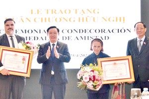 Chủ tịch Quốc hội Vương Đình Huệ đã trao Huân chương Hữu nghị của Nhà nước Việt Nam tặng Viện Văn hoá Argentina - Việt Nam (ICAV) và cá nhân Chủ tịch ICAV Poldi María Sosa - (Ảnh: Doán Tấn).