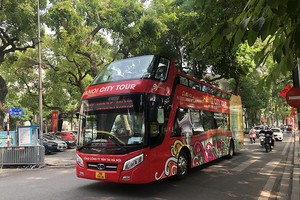 Du khách tham quan Hà Nội bằng xe buýt 2 tầng theo hành trình City tour trong thời gian từ 29/4 - 3/5/2023 sẽ được miễn phí vé.