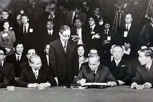 Năm 1973, tại Trung tâm Hội nghị quốc tế ở Thủ đô Paris (Pháp), Hiệp định Paris - hiệp định về chấm dứt chiến tranh, lập lại hòa bình ở Việt Nam - chính thức được ký kết. Ảnh: TTXVN