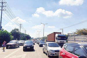 Đăng kiểm xe mất nhiều thời gian khiến các doanh nghiệp vận tải càng thêm khó khăn. Ảnh: Hải Phong