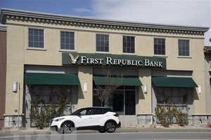 ”Gã khổng lồ” Phố Wall JPMorgan Chase đã ra tay cứu vớt First Republic Bank vào cuối tuần qua. Ảnh: AFP/TTXVN