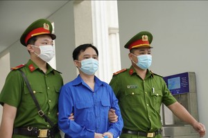 Bị cáo Đỗ Thành Nhân bị lực lượng chức năng dẫn giải tới tòa.