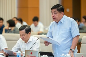Bộ trưởng Bộ Kế hoạch và Đầu tư Nguyễn Chí Dũng báo cáo tại phiên họp.