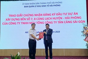 Trao Giấy chứng nhận đăng ký đầu tư cho Dự án đầu tư xây dựng Bến số 7, số 8 Khu bến cảng Lạch Huyện thuộc Cảng biển Hải Phòng. Ảnh: Thanh Sơn