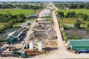 Thi công cao tốc Bắc - Nam đoạn Diễn Châu - Bãi Vọt.