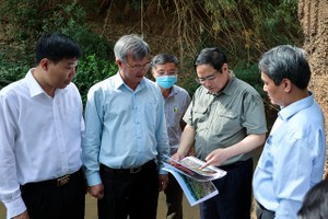 Thủ tướng trao đổi với lãnh đạo 2 tỉnh Đồng Nai, Bình Phước tại khu vực suối Mã Đà khi khảo sát quy hoạch, hướng tuyến một số tuyến giao thông trọng điểm ngày 20/3/2022. Ảnh: VGP