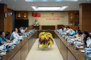 Phiên họp của Thường trực Ủy ban Pháp luật thẩm tra sơ bộ về dự thảo Nghị quyết. (Ảnh: Quochoi.vn).