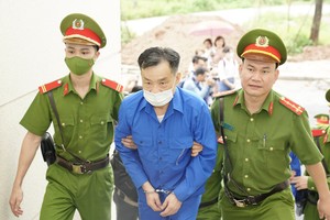 Cựu Chủ tịch UBND tỉnh Bình Thuận Nguyễn Ngọc Hai được đưa tới phiên xét xử.