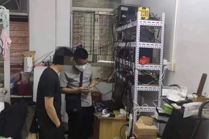 Cảnh sát lục soát căn hộ của nghi phạm tại Đông Quản, tỉnh Quảng Đông ngày 5/5. Ảnh: CNN