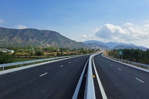 Một đoạn cao tốc Nha Trang - Cam Lâm đã sẵn sàng đưa vào khai thác.