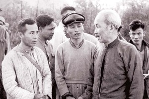 Chủ tịch Hồ Chí Minh nói chuyện với các đồng chí lãnh đạo xã Bình Dương (huyện Vĩnh Tường, tỉnh Vĩnh Phúc) về công tác quy hoạch ruộng đất, ngày 25/1/1961. Ảnh: Tư Liệu