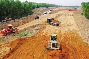 Thi công tuyến đường bộ cao tốc Bắc Nam phía Đông, đoạn Quảng Ngãi - Hoài Nhơn.