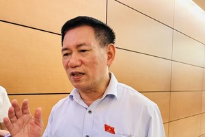 Bộ trưởng Tài chính Hồ Đức Phớc bên hành lang Quốc hội - (Ảnh: NY) .