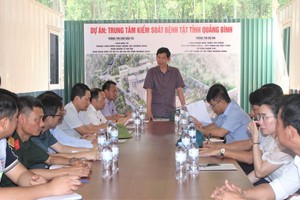 Phó chủ tịch UBND tỉnh phát biểu tại buổi làm việc với chủ đầu tư, các đơn vị thi công và sở, ngành, địa phương liên quan Dự án Trung tâm kiểm soát bệnh tật tỉnh