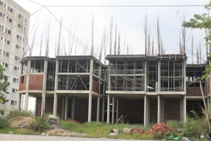 UBND tỉnh Quảng Nam quyết định cấp giấy chứng nhận đầu tư dự án Khu nhà ở dành cho người có thu nhập thấp tại Khu Công nghiệp Điện Nam - Điện Ngọc vào năm 2009, tuy nhiên đến nay dự án vẫn còn dang dở. 