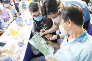 Nhiều dự án thu hút lượng lớn khách hàng tham quan. Ảnh: Việt Dũng 