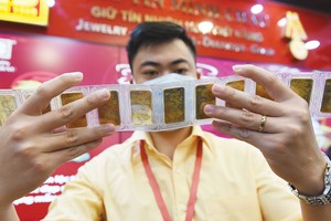 Giá vàng miếng SJC hiện cao hơn giá vàng thế giới trên 11 triệu đồng/lượng (chưa tính thuế, phí)