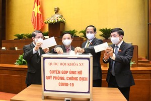 Các vị đại biểu Quốc hội đương nhiệm ủng hộ quỹ phòng, chống dịch Covid-19.