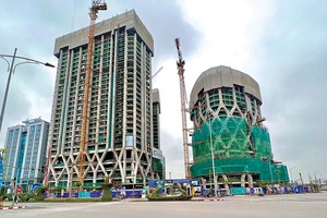 Doanh nghiệp trong ngành xây dựng, nhà thầu phải huy động tất cả nguồn lực để tìm cách khắc phục tình trạng dòng tiền ngày càng xấu đi.