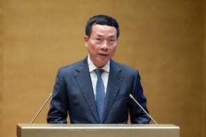 Bộ trưởng Bộ Thông tin và truyền thông Nguyễn Mạnh Hùng trình Dự án Luật Viễn thông sửa đổi.