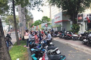 Các khổ chủ xếp hàng nộp đơn tố cáo tới cơ quan công an TP.HCM.